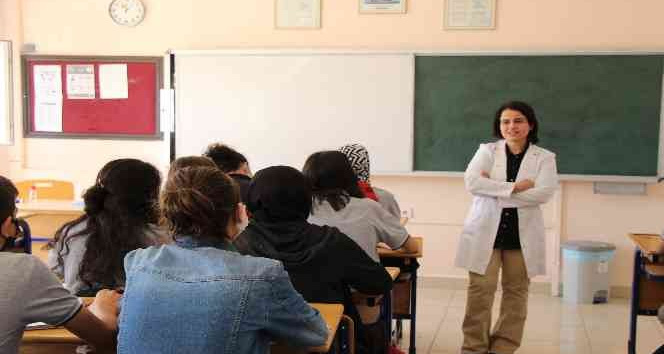 Anadolu Lisesi öğretmen ve öğrencilerinden köy öğrencileri için fabl yazılıp dağıtıldı