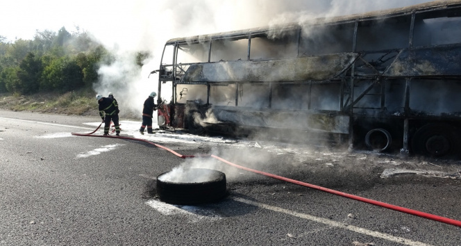 Alev çakım yanan geçici otobüsü küle döndü