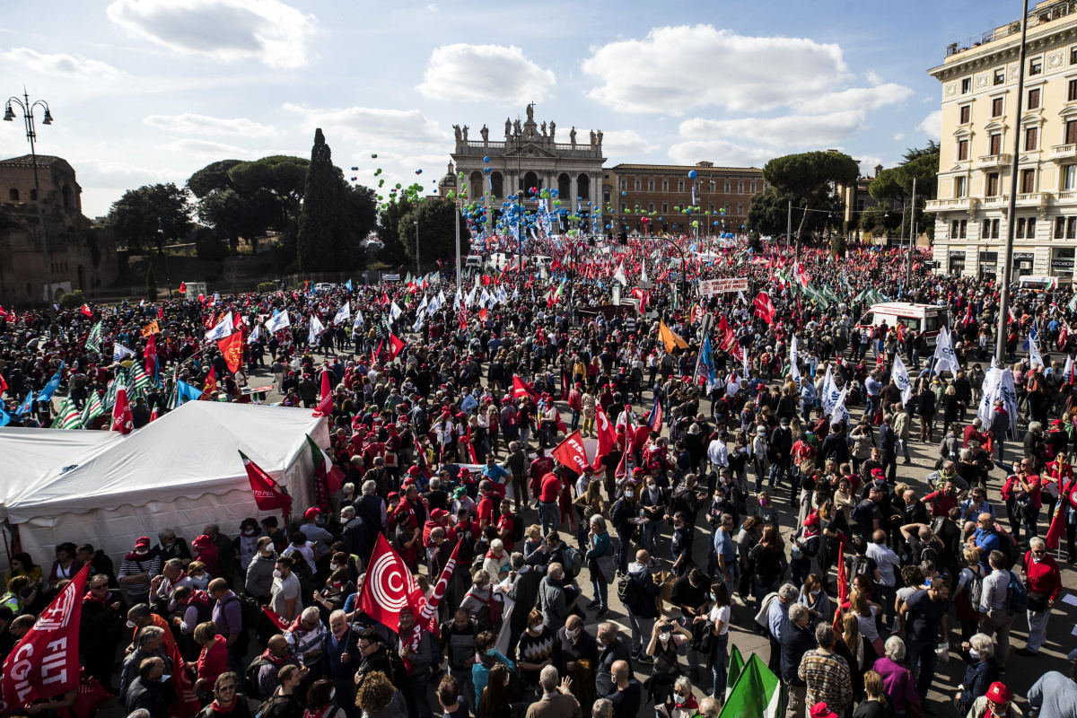 İtalya&#039;da yaklaşık 200 bin kişi faşizme karşı yürüdü
