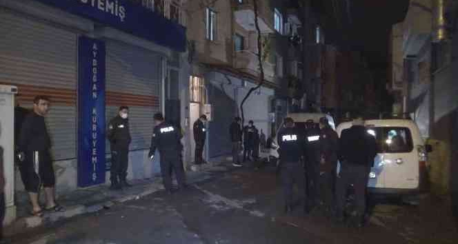 Buca’da bir kişi evinde silahla vurulmuş halde ölü bulundu