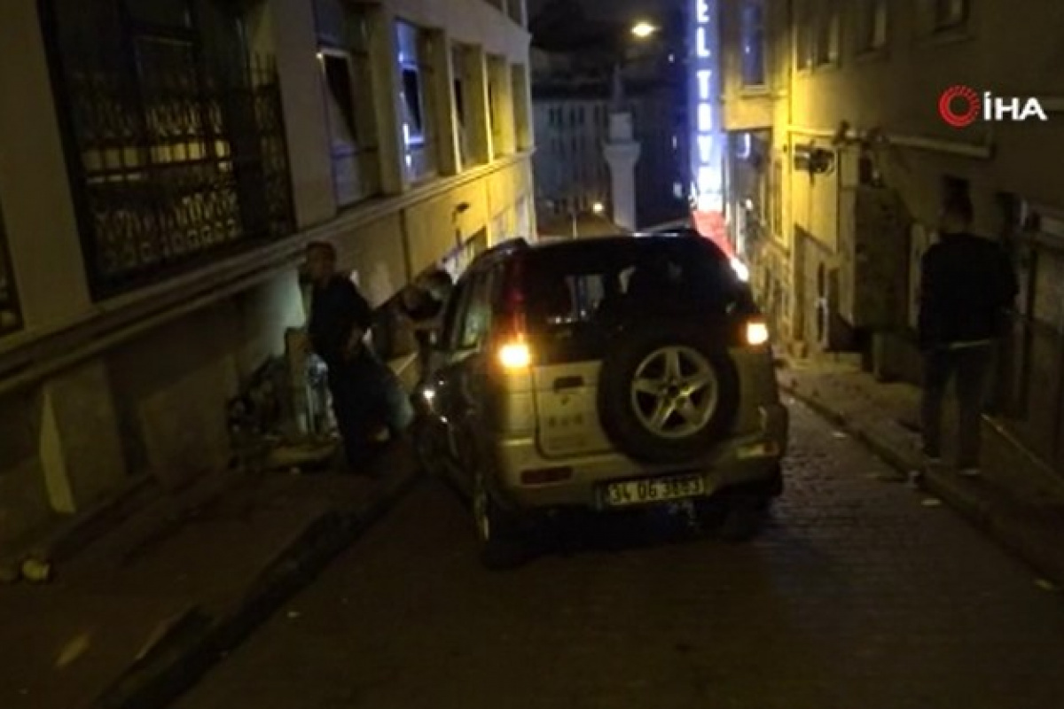 Taksim&#039;de gaz pedalı takılı kalan otomobil iki turiste çarptı