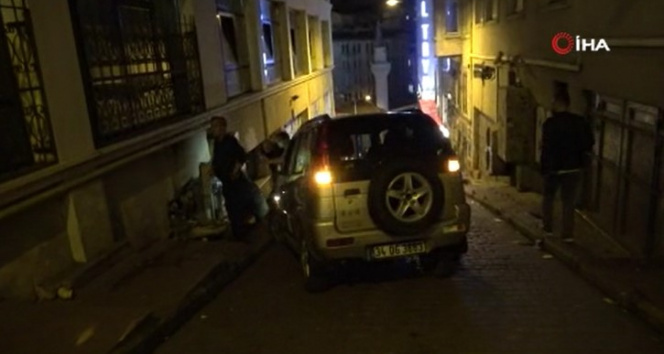 Taksimde gaz pedalı takılı kalan otomobil iki turiste çarptı