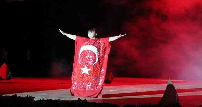 Defilede bu kez camdan kıyafetler boy gösterdi