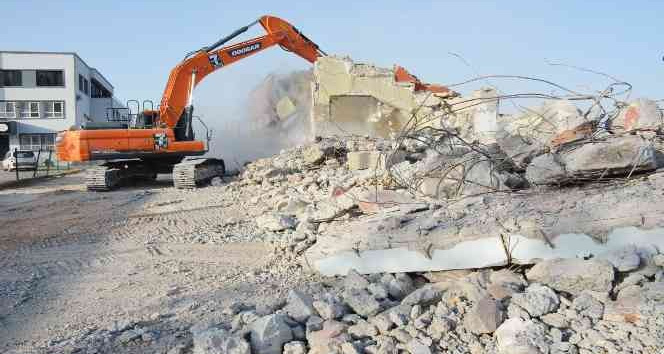 Kızıltepe’de 45 yıllık tribün yıktırıldı, yerine yenisi yapılıyor