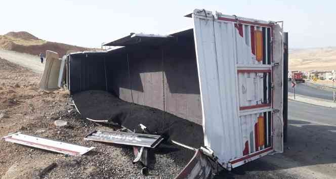 Şırnak-Cizre karayolunda kömür yüklü tır devrildi