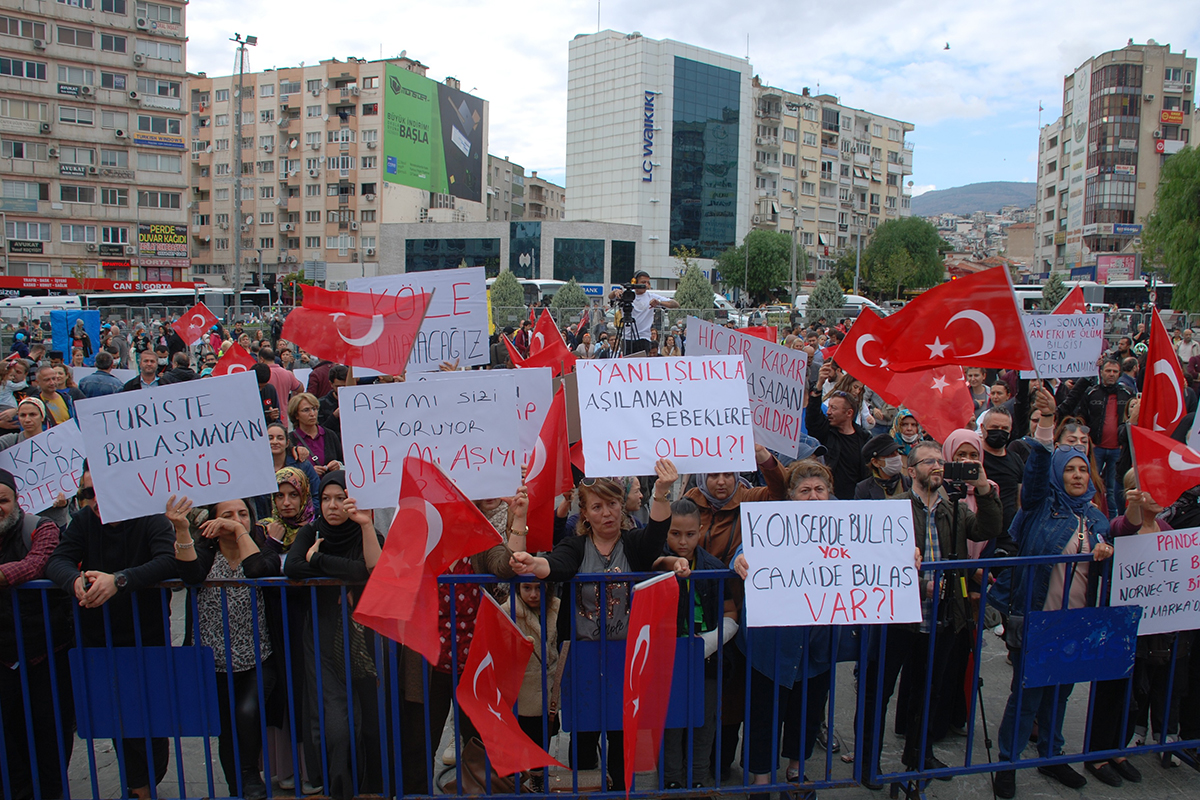 Aşı karşıtları İzmir&#039;de toplandı