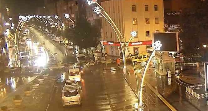 Şehir merkezinden geçen koyun sürüsü ilginç görüntüler oluşturdu