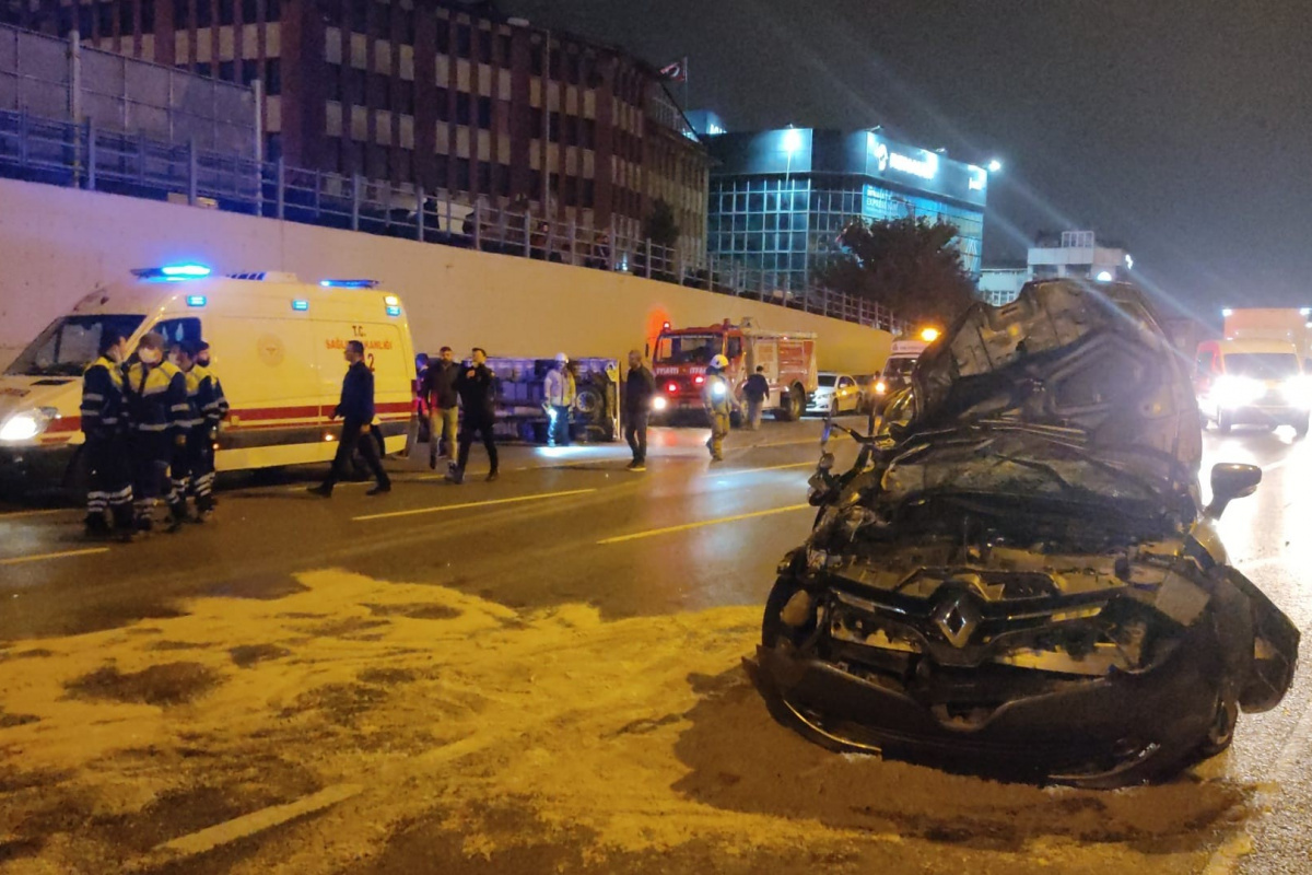 Bayrampaşa&#039;da otomobilin çarptığı sebze yüklü kamyon devrildi: 2 yaralı