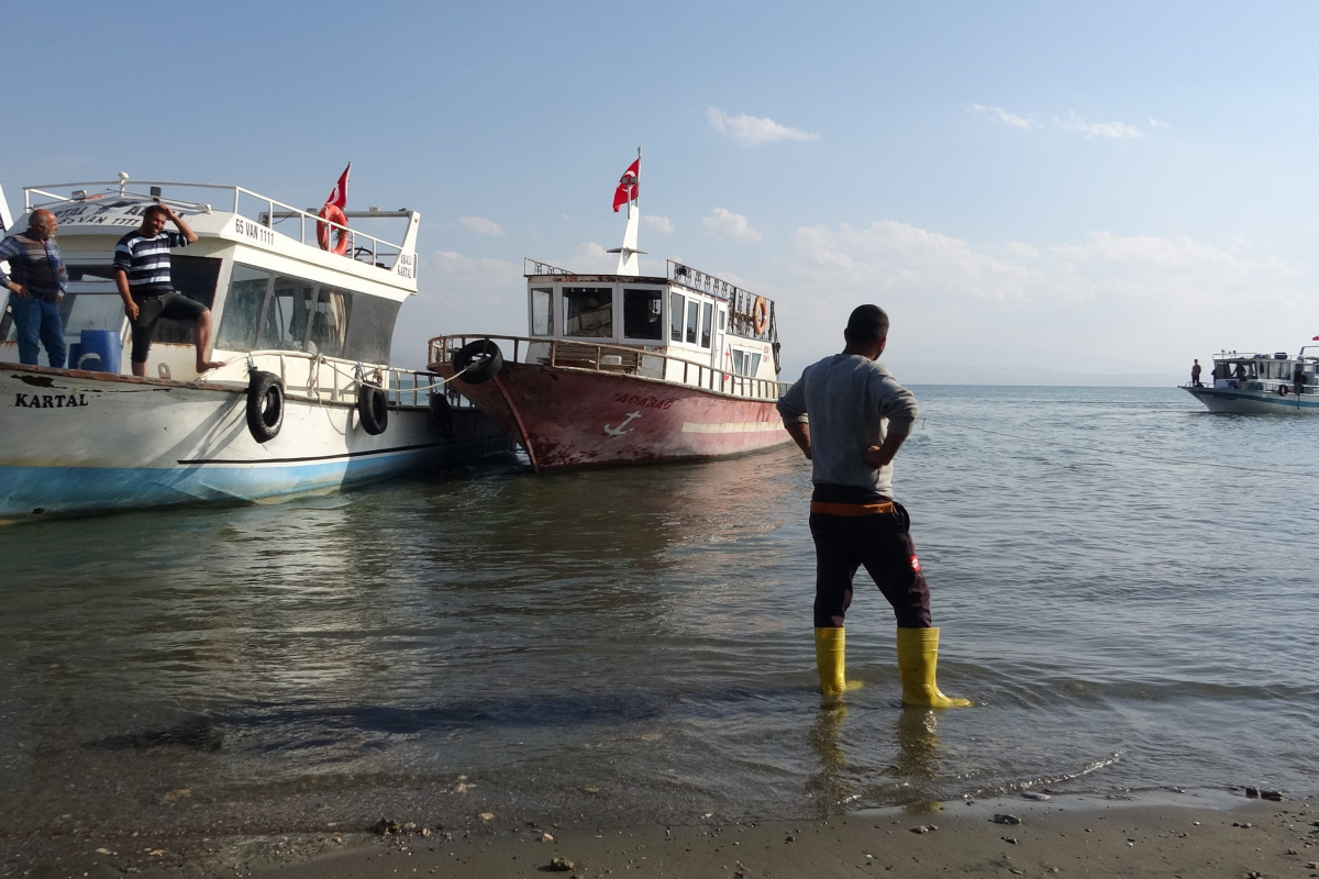 Van Gölü&#039;nde kuraklık etkisi: Balıkçı tekneleri limana yanaşamadı