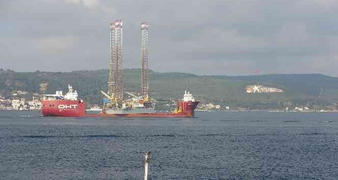 Dev platform taşıyan gemi Çanakkale Boğazı’nda
