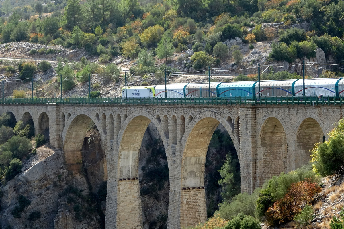 Asırlık 'Varda Köprüsü'ne yoğun ilgi
