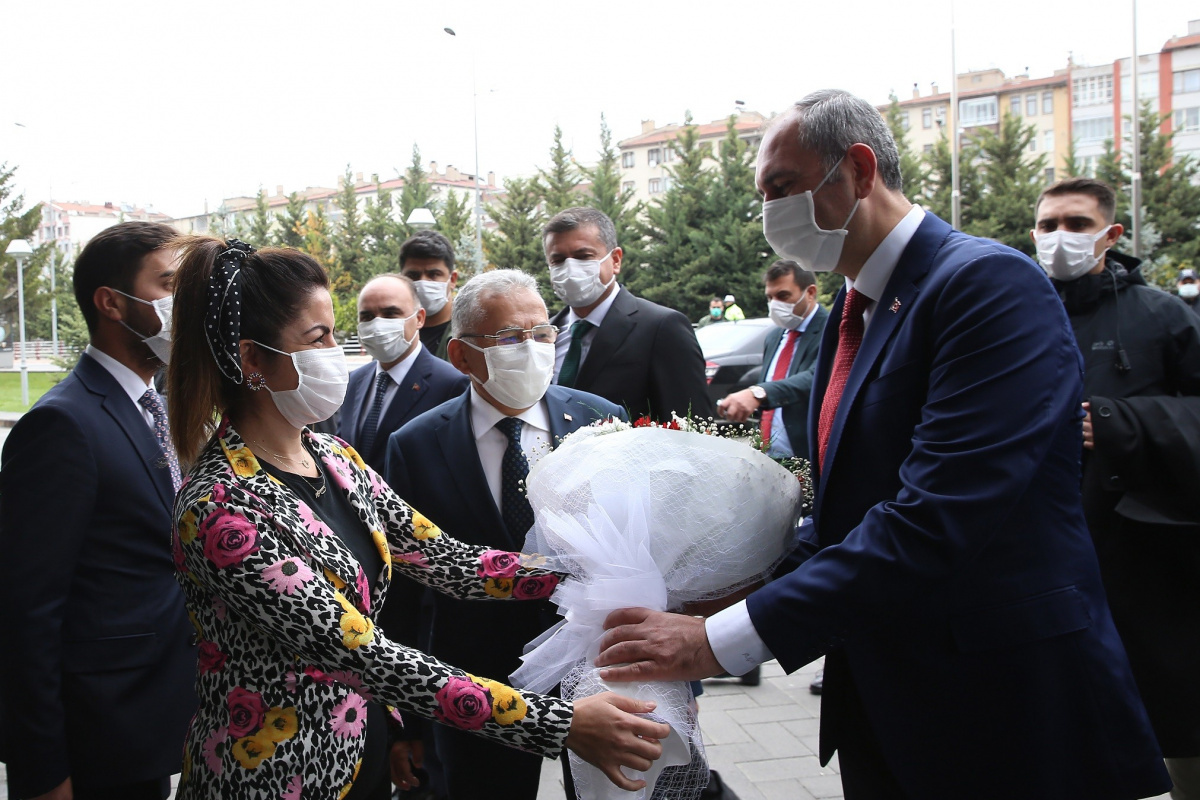 Bakan Gül Kayseri Büyükşehir Belediyesi&#039;ni ziyaret etti