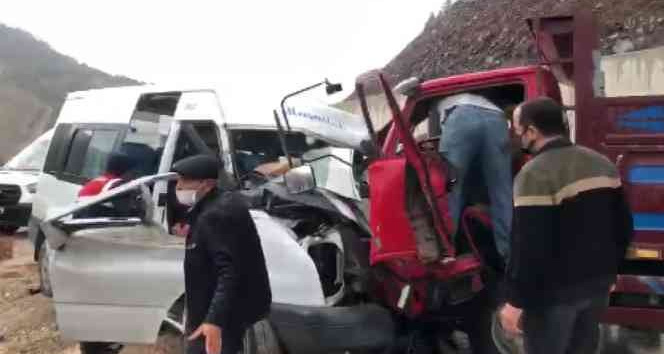 Kamyonetle minibüs çarpıştı: 1 ölü, 12 yaralı