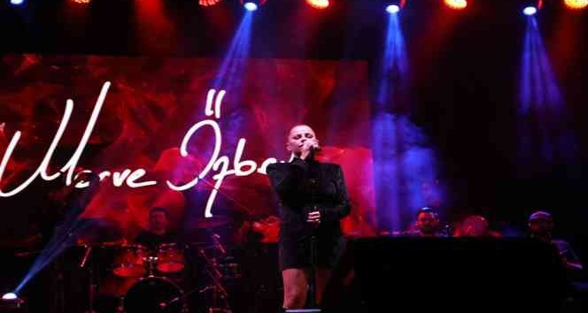 Merve Özbey, Bodrum Kalesini yıktı geçti