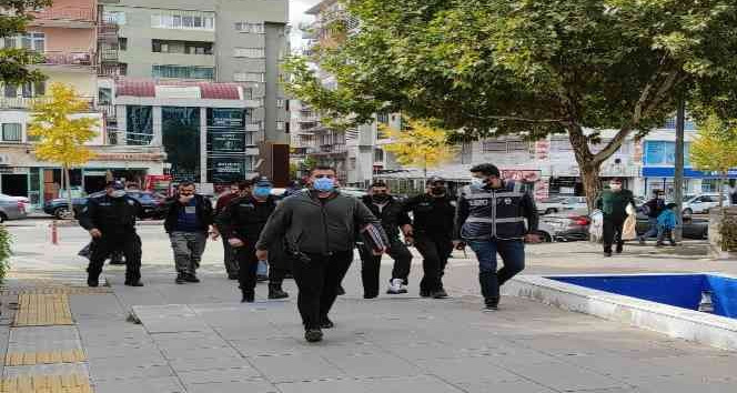 Hırsızlık şüphelisinden gazetecilere: "Biz teröristiz çek çek, neyi çekiyorsunuz"