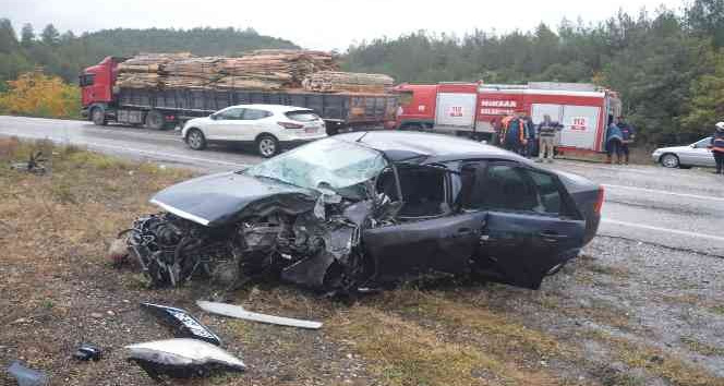 Kayganlaşan yolda kayan otomobil Tır dorsesine çarptı: 1 yaralı