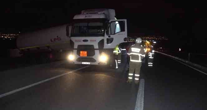 LPG yüklü tanker şarampole devrildi: 1 yaralı