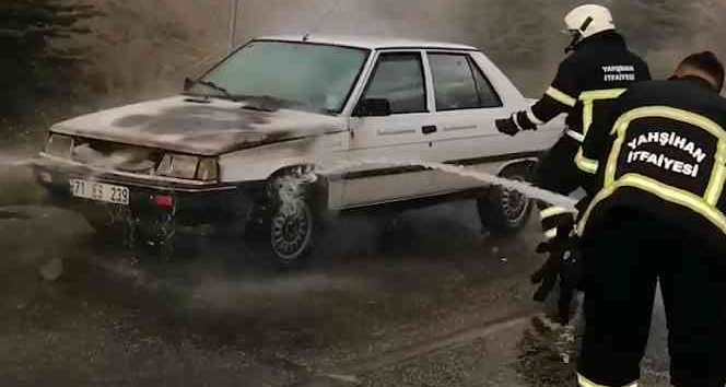 Benzin hortumu delinen otomobil alev aldı