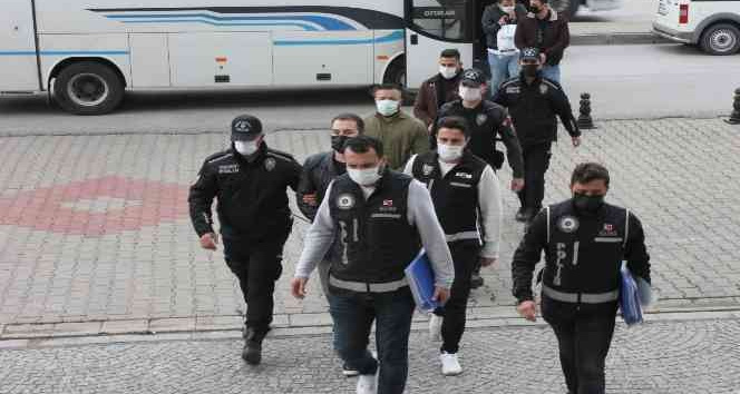 Çanakkale’de eğlence mekanlarına çöken çete çökertildi