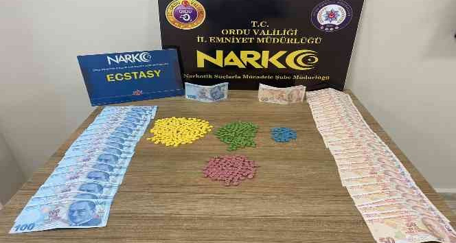 Ordu’da 5 bin lira sahte para ve çok sayıda uyuşturucu hap ele geçirildi