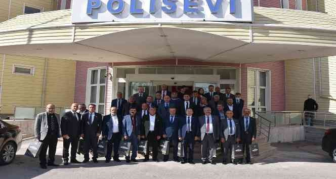 Vali Tekbıyıkoğlu muhtarlarla yemekte bir araya geldi