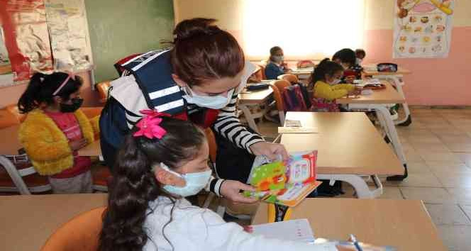 Ardahan’da "Güvenli Okul, Güvenli Gelecek Projesi" kapsamında jandarma ekipleri denetim yaptı