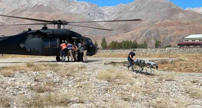 Tunceli’de askeri helikopterler, kurtarma operasyonları ile yemleme çalışmalarında da kullanılıyor