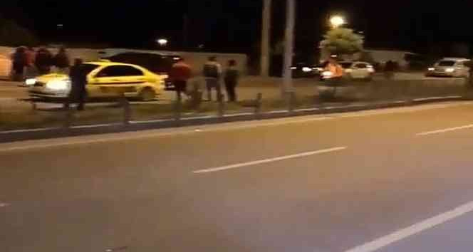 Kazada refüje çıkan otomobil ağaçlara çarparak durabildi: 2 yaralı
