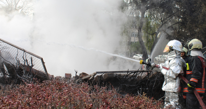 MTA bahçesindeki yangında soğutma çalışmaları devam ediyor