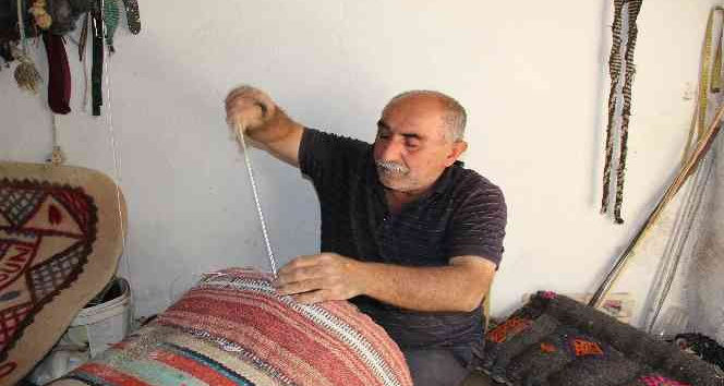 Trafik kazasında gözünü kaybetmesine rağmen mesleğini ilk günkü aşkla sürdürüyor