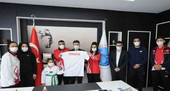 Tekvando takımı Rektör Karacoşkun’la bir araya geldi