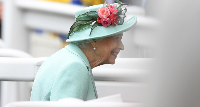 Kraliçe II. Elizabeth hekim tavsiyesi hakkında Kuzey İrlanda gezisini silme etti