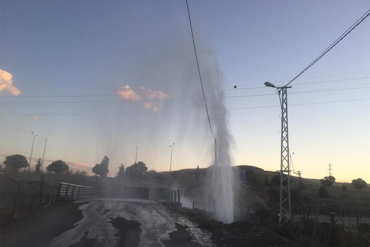 Elazığ&#039;da boru patladı, su metrelerce yükseldi