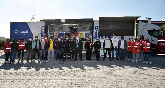 Rektör Ak, öğrencilerle deprem simülasyon eğitimine katıldı