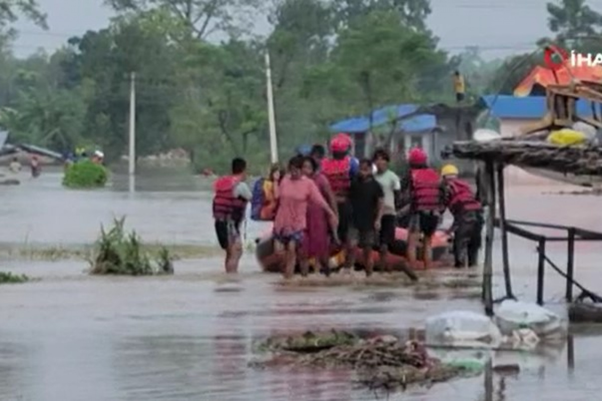 Nepal&#039;i vuran sel ve heyelanda bilanço artıyor: 48 ölü