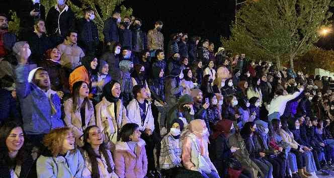 Üniversite öğrencilerine ’hoş geldin’ konseri