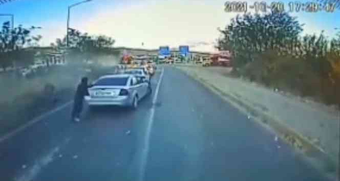 Bingöl’de 6 kişinin yaralandığı kaza araç kamerasında: Aracın altında kalmaktan kıl payı kurtuldu