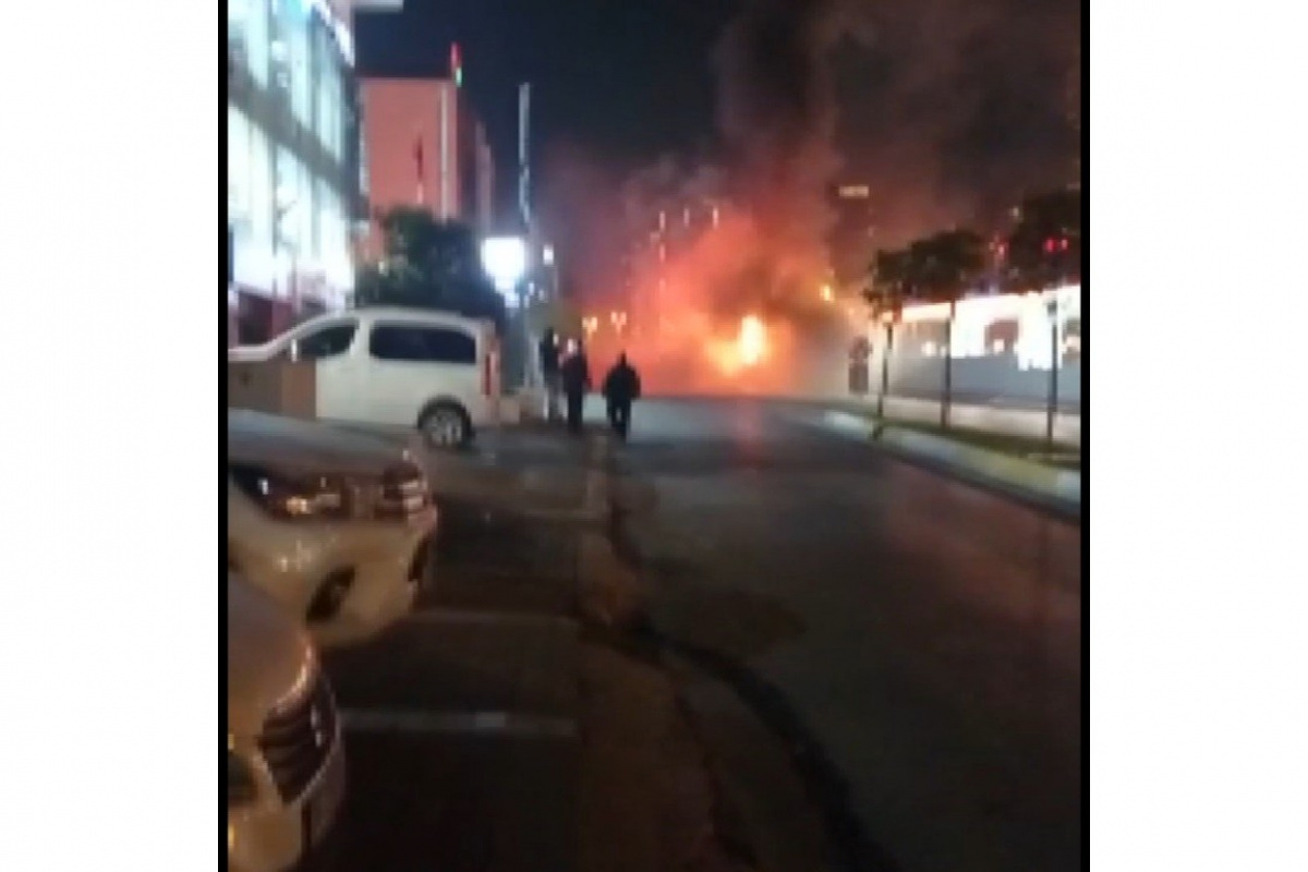 Bahçelievler&#039;de benzinliğin yanında park halinde olan halk otobüsü alev alev yandı