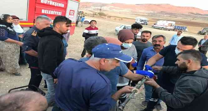 Mardin’de eli tarım makinesi arasına sıkışan gencin yardımına itfaiye yetişti