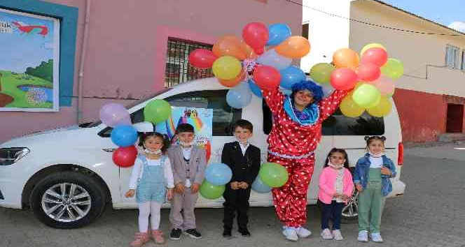 Uludere’de gönüllü öğretmenlerden gezici çocuk tiyatrosu