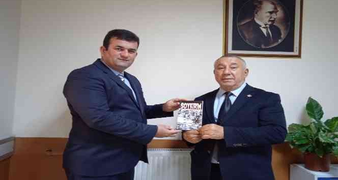 Ünsal, “Soykırım” kitabını Çelik’e hediye etti