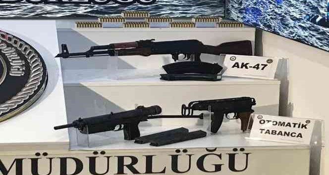 Eylem planı deşifre olan DHKP/C terör örgütünden ele geçirilen silahlar emniyette sergilendi