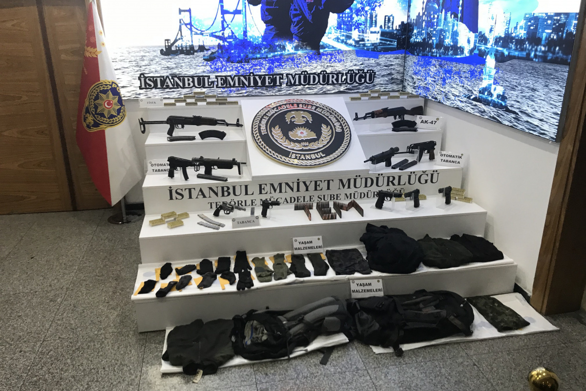 Eylem planı deşifre olan DHKP/C terör örgütünden ele geçirilen silahlar emniyette sergilendi