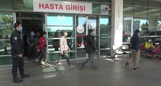 Yabancı uyruklu şahıslar, sahte evrakla seyahat ederken yakalandı