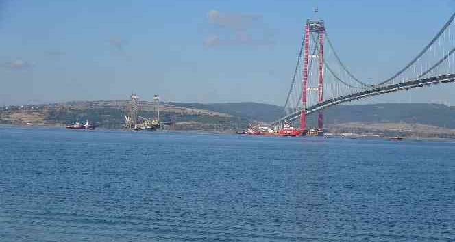 Dev platform 57 metre suya batırılarak 1915 Çanakkale Köprüsü altından geçti