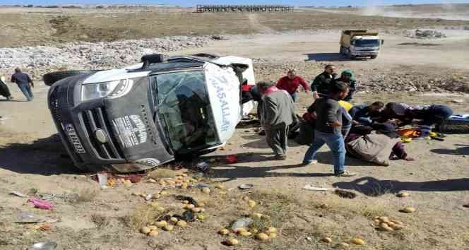 Tarım işçilerini taşıyan minibüs devrildi: 12 yaralı