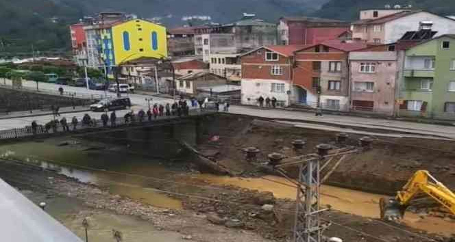 İstinat duvarı çalışması yapılan yol çöktü