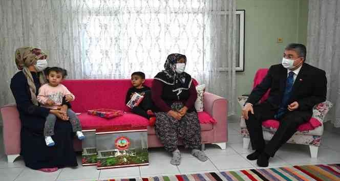 Osmaniye Valisi konuk olduğu ailelerin sorunlarına ortak oluyor