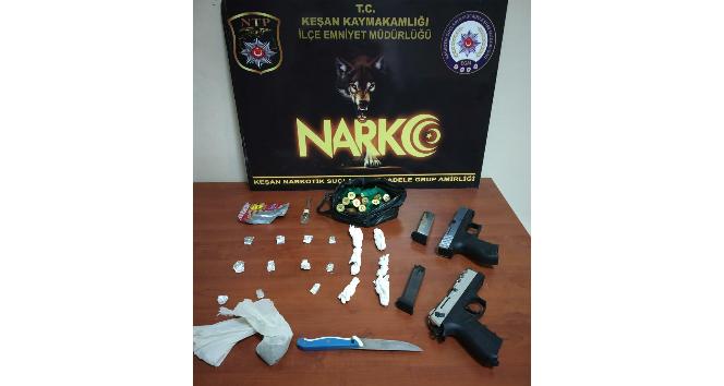 Uyuşturucu araması yapan polislere bıçakla saldırdılar