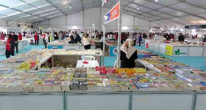 Osmaniye’de ‘Kitap Fuarı’ kitapseverlere kapılarını açtı